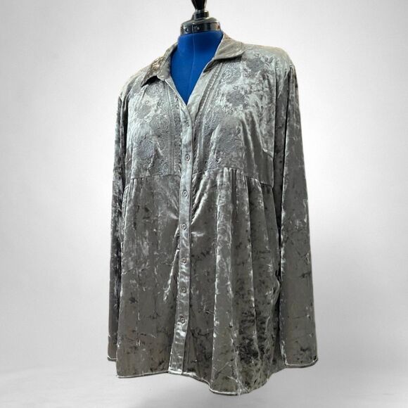 ANDREE By Unit Crushed Velvet Button Front Embroidery Top, 1X - Picture 1 of 7